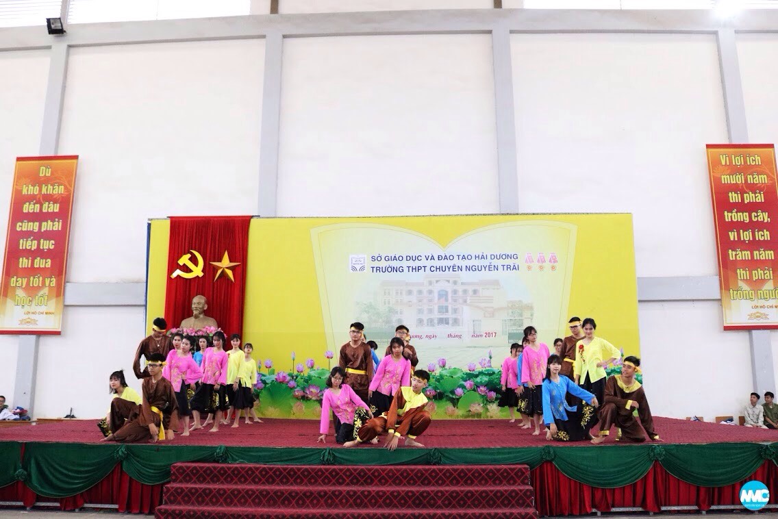 Chào cờ 16/10: " Bác Hồ với sự quý trọng thời gian " - Chi đoàn 11A1