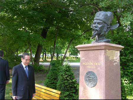 Thủ tướng Phan Văn Khải thăm Tượng Nguyễn Trãi ở Que'bec-Canada